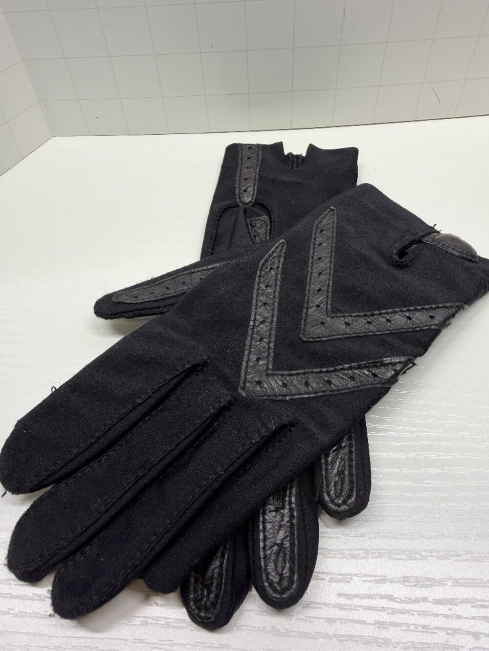Vintage Isotoner Aris Driving Gloves Nylon Leather Trim Black One Size